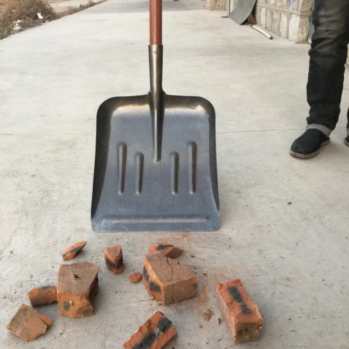 Метална лопата со рачка